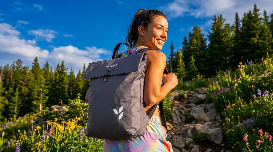 Morral personalizado con logo en una caminata